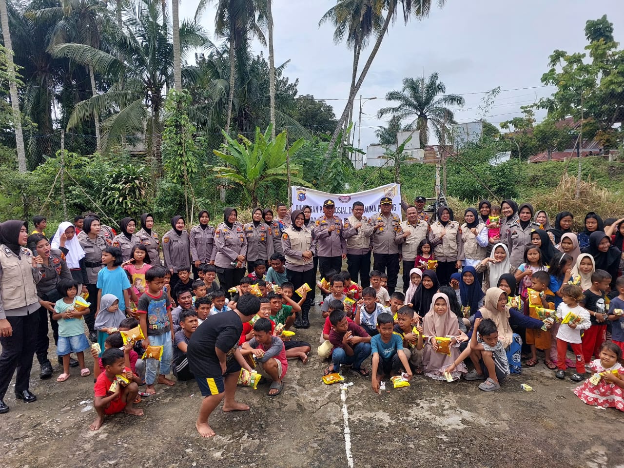 Polda Riau Kirim Tim Trauma Healing, Sediakan Dukungan Psikologis untuk Korban Banjir di Kab Rohul